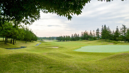 春夏秋冬、四季折々の美しさが広がる広大なゴルフコース