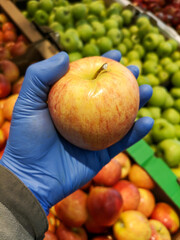 An apple in the hand at the market.