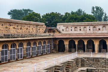 Obraz premium It's Chand Baori, a stepwell in the village of Abhaneri near Jaipur, state of Rajasthan. Chand Baori was built by King Chanda of the Nikumbha Dynasty