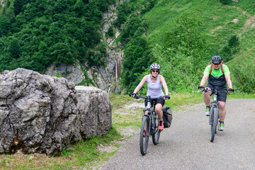 Gemeinsam unterwegs im Gebirge mit dem E-Bike