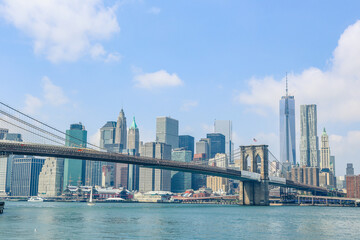 Fototapeta na wymiar Brooklyn Bridge and Manhattan Skyline 