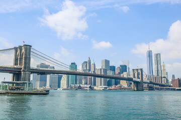 Fototapeta na wymiar Brooklyn Bridge and Manhattan Skyline