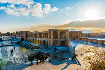 Es ist die Khaju-Brücke, wohl die schönste Brücke in der Provinz Isfahan, Iran. Es wurde um 1650 n. Chr. vom persischen König der Safawiden, Schah Abbas II., erbaut