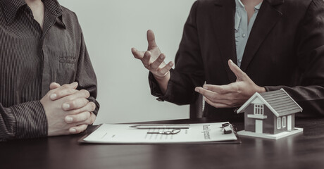 Asian businesswoman negotiated with a male client in the office.