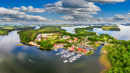 Mazury-kraina tysiąca jezior w północno-wschodniej Polsce © Janusz Lipiński