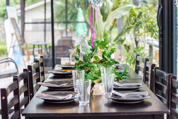 Table arrangement is an art. Regardless of whether the item is used to decorate the shades used to meet the needs