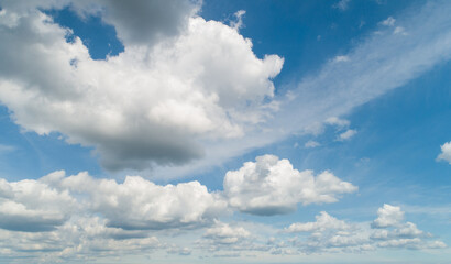 Obraz premium Weiße Wolken und blauer Himmel mit der Drohne fotografiert 