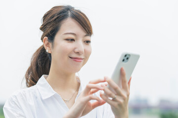 スマートフォンを操作する女性