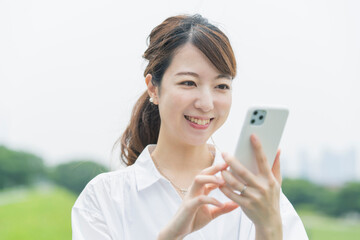 スマートフォンを操作する女性