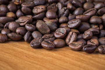 Naklejka premium coffee beans in bulk on a wooden table