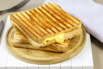 croque-monsieur sur une planche à découper