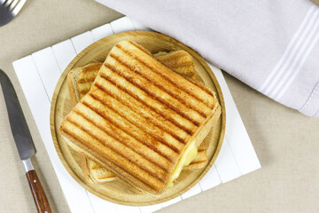 croque-monsieur sur une planche à découper