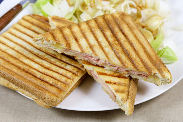croque-monsieur et salade dans une assiette