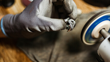 Obraz premium close-up. The jeweler makes a silver ring. On the island of Bali. Indonesia