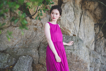 リゾートで海沿いを歩く女性