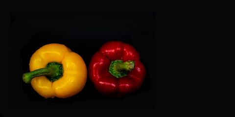 Panorama frische Paprika isoliert vor schwarz mit Wassertropfen und Textfreifeld