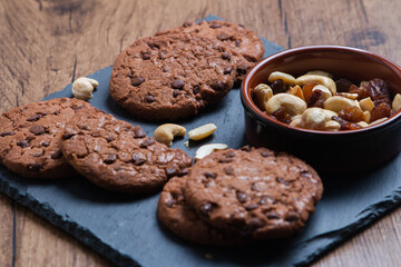 Galletas de chocolate con pasas y frutos secos 