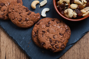 Galletas de chocolate con pasas y frutos secos 
