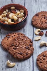 Galletas de chocolate con pasas y frutos secos 
