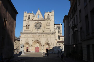 Obraz premium La façade de la cathédrale Saint Jean à Lyon, place Saint Jean, ville de Lyon, département du Rhône, France