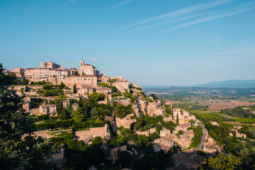 Fototapeta premium Panoramiczny widok na miejscowość Gordes w Prowansji we Francji.
