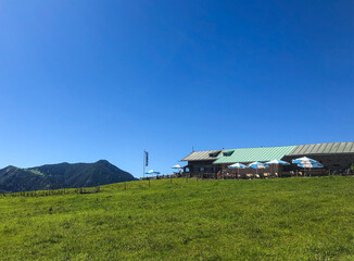 Aueralm in den Tegernseer Alpen vor viel Himmel als Hintergrund