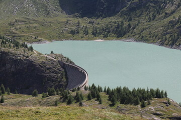 widok na jezioro z tamą w górach