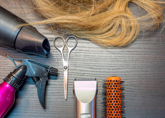 Friseur Werkzeug mit Blonden Haaren Holz Hintergrund