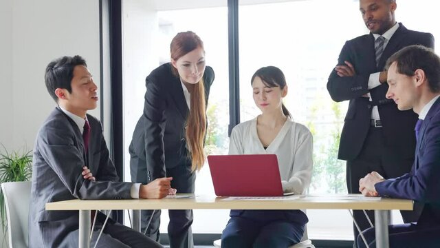 ビジネスミーティング　グローバルビジネス　国際交流　外資系企業　英会話