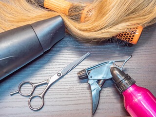 Friseur Werkzeug mit Blonden Haaren