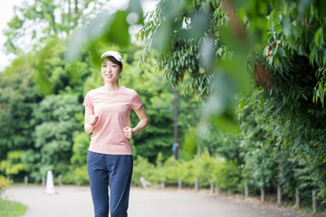 Fototapeta premium 公園で運動する女性