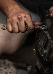 Obraz premium Mechanik samochodowy pracujący nad częściami zamiennymi do samochodu