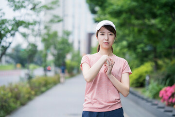 屋外で運動する女性