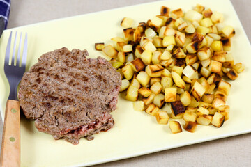 steak haché de boeuf et pommes de terre rissolées