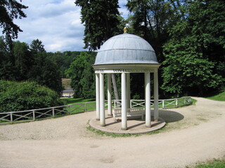 Efeutempel im Staatspark Fürstenlager als Tempel im Park mit Säulen