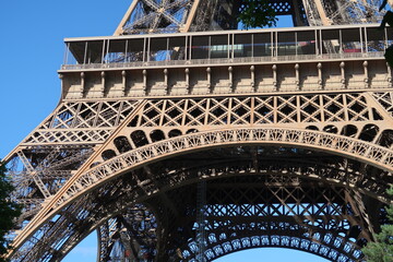 Détail de la tour Eiffel à Paris, zoom sur le premier étage (France)