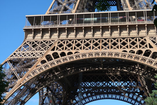 Fototapeta Détail de la tour Eiffel à Paris, zoom sur le premier étage (France)