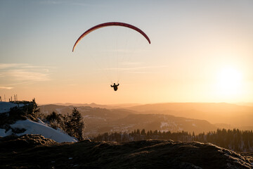 Gleitschirm im Sonnenuntergang