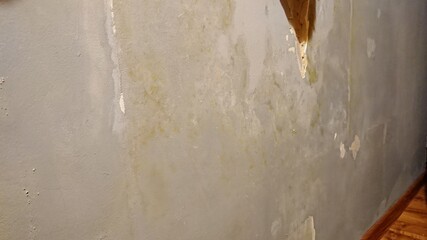 Zalana ściana w budynku po awarii ogrzewania.