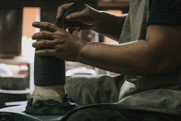 Obraz premium Artisan potter making art pot handicraft