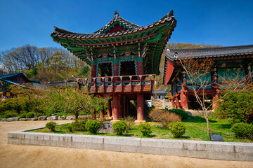 Obraz premium Sinheungsa temple in Seoraksan National Park, Seoraksan, South Korea