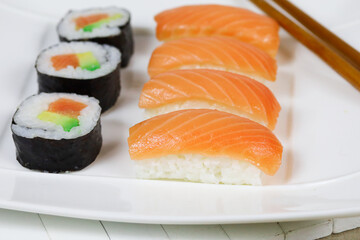assiette de sushi et maki