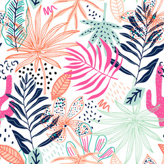 Nahtloses tropisches Muster mit handgezeichneten Pflanzen, Blättern, Blumen. Dschungel Sommer Hintergrund. Perfekt für Stoffdesign, Tapeten, Bekleidung. Vektor-Illustration © solodkayamari