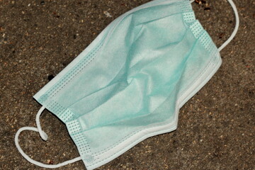 Masque chirurgical jeté dans la rue