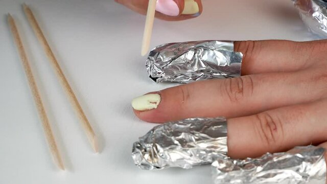 Removing gel nail Polish at home.The liquid containing acetone and aluminum foil