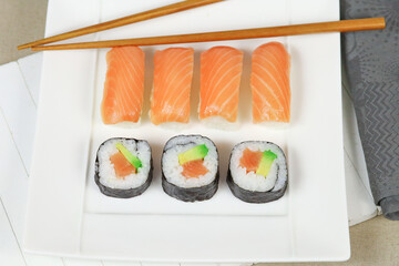 assiette de sushi et maki