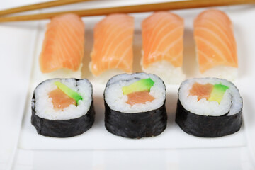 assiette de sushi et maki