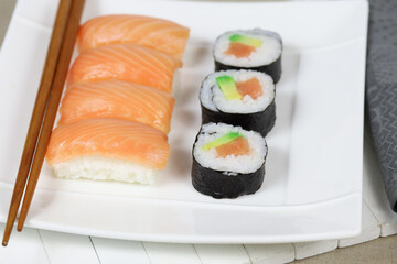 assiette de sushi et maki