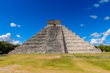 Fototapeta na wymiar El Castillo (Temple of Kukulcan), a Mesoamerican step-pyramid, Chichen Itza. It was a large pre-Columbian city built by the Maya people of the Terminal Classic period. UNESCO World Heritage