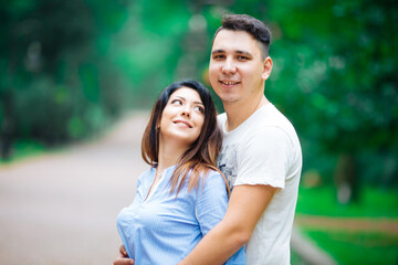 Obraz premium Couple in a forest, warm summer, lovely weather